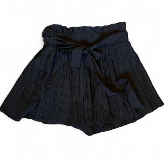 Lulus Women’s Small‎ Black Pleated High-Waisted Shorts - Picture 4 of 6